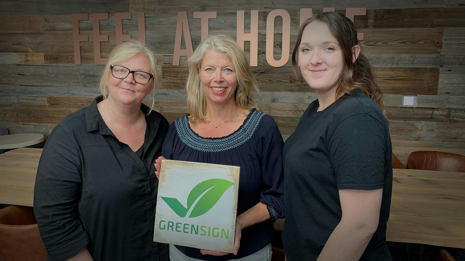 Unser GreenSign mit unserem Nachhaltigkeits-Team